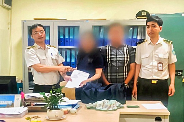 Nhân viên an ninh hàng không Nội Bài trao trả gần 1,2 tỷ đồng cho hành khách bỏ quên