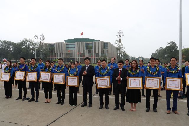 Bộ GTVT vinh danh 19 đảng viên trẻ tiêu biểu và kết nạp 8 đảng viên mới năm 2023