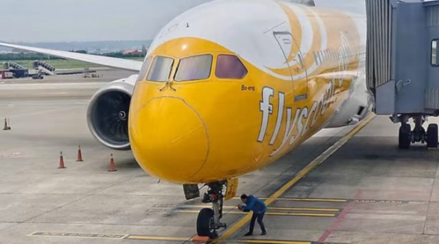 Chuẩn bị hạ cánh, tá hỏa phát hiện máy bay mất một bên bánh