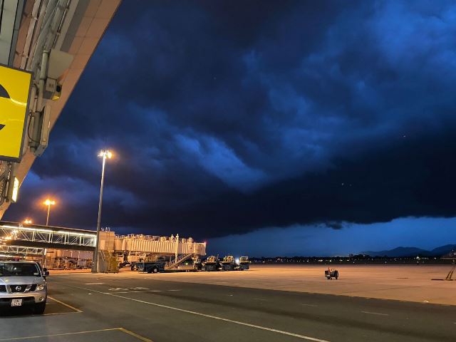 Thời tiết xấu ảnh hưởng đến hoạt động bay tại sân bay Nội Bài