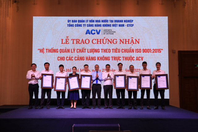 Trao chứng nhận “Hệ thống quản lý chất lượng theo tiêu chuẩn ISO 9001-2015” cho 21 cảng hàng không