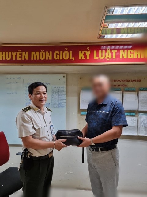 Nhân viên an ninh hàng không sân bay Nội Bài phát hiện và trao trả tài sản bị thất lạc cho hành khách