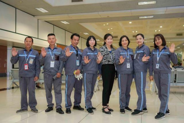 Nữ nhân viên xe đẩy của Cảng HKQT Nội Nài giúp hành khách tìm lại chiếc ví chứa 30 triệu đồng