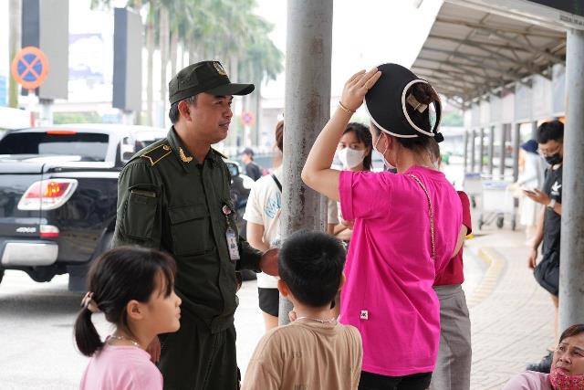 Nhân viên an ninh Nội Bài giúp lấy lại 43 triệu đồng do khách đổi tiền cầm nhầm lên tàu bay