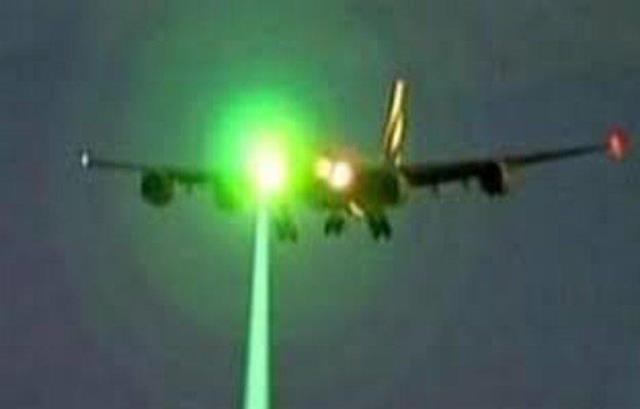 Phi công phản ảnh các vụ chiếu đèn lazer ảnh hưởng an toàn bay
