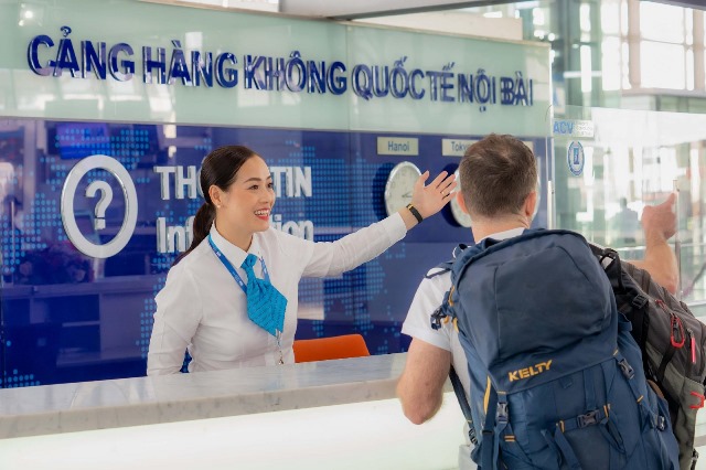 Nam hành khách người Hà Lan được nhân viên quầy thông tin - Cảng HKQT Nội Bài giúp đỡ