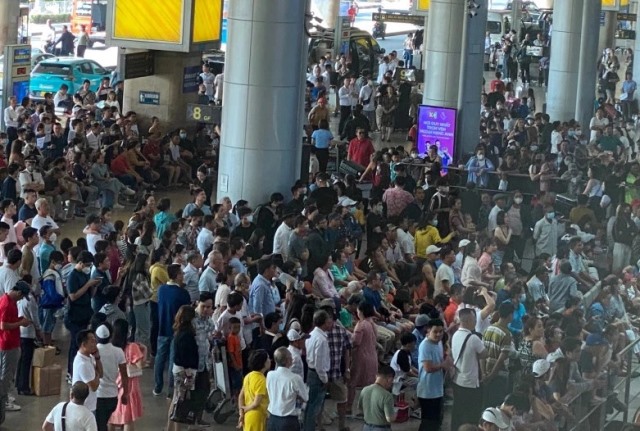 "Biển người" đổ về ga quốc tế sân bay Tân Sơn Nhất từ mờ sáng