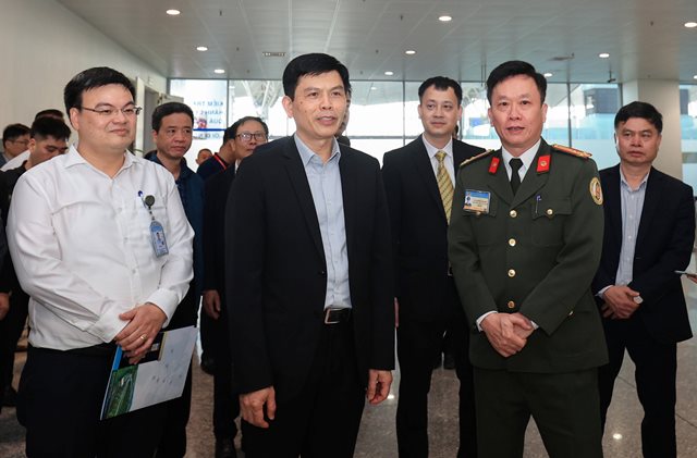 Thứ trưởng Bộ Giao thông vận tải Lê Anh Tuấn kiểm tra công tác phục vụ Tết Nguyên đán tại Cảng Hàng không quốc tế Nội Bài