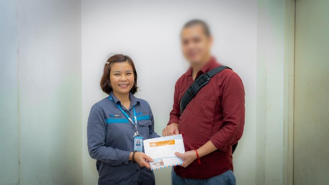 Các lực lượng tại Cảng HKQT Nội Bài khẩn trương tìm kiếm và trao trả chiếc túi bỏ quên chứa hơn 100 triệu đồng cho hành khách